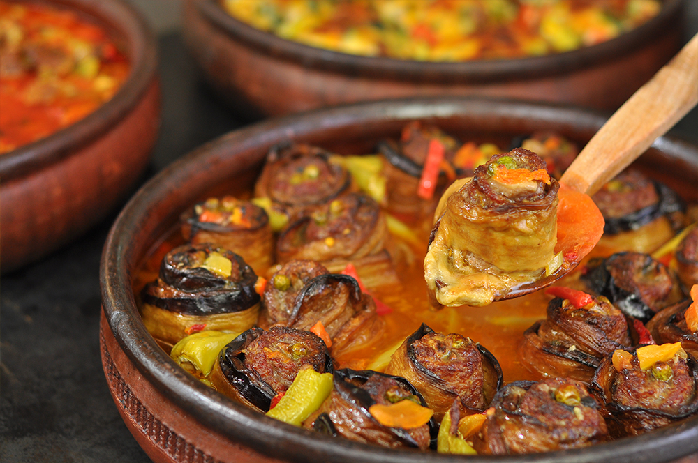 Güveçte Fırınlanmış Patlıcan Sarma / İslim Kebabı